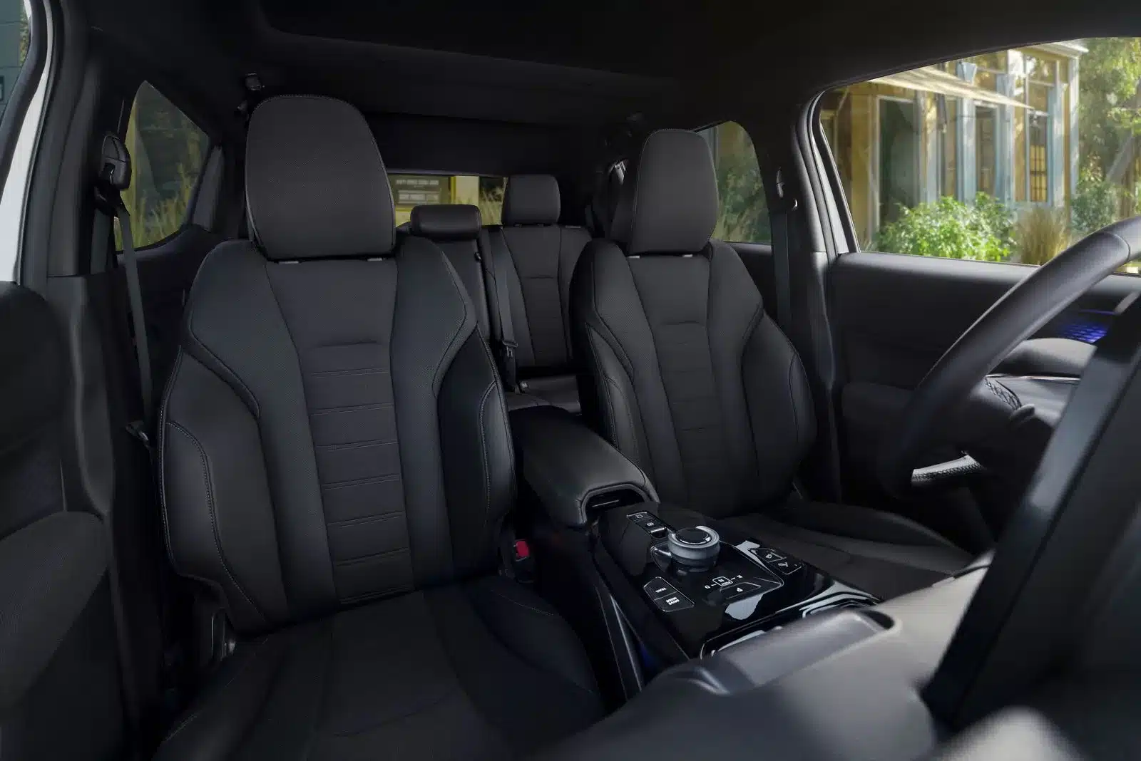 Innenraumansicht des Toyota Urban Cruiser, Fokus auf Vordersitze und Mittelkonsole