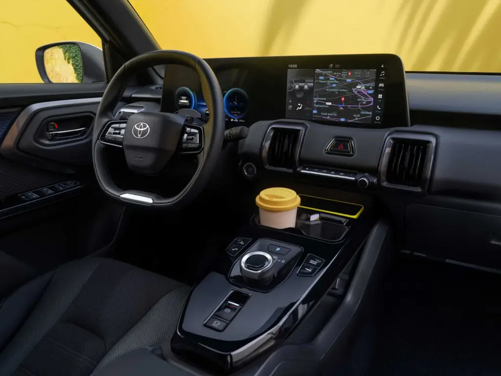 Innenansicht des Toyota Urban Cruiser mit Lenkrad, großem Touchscreen und Mittelkonsole.