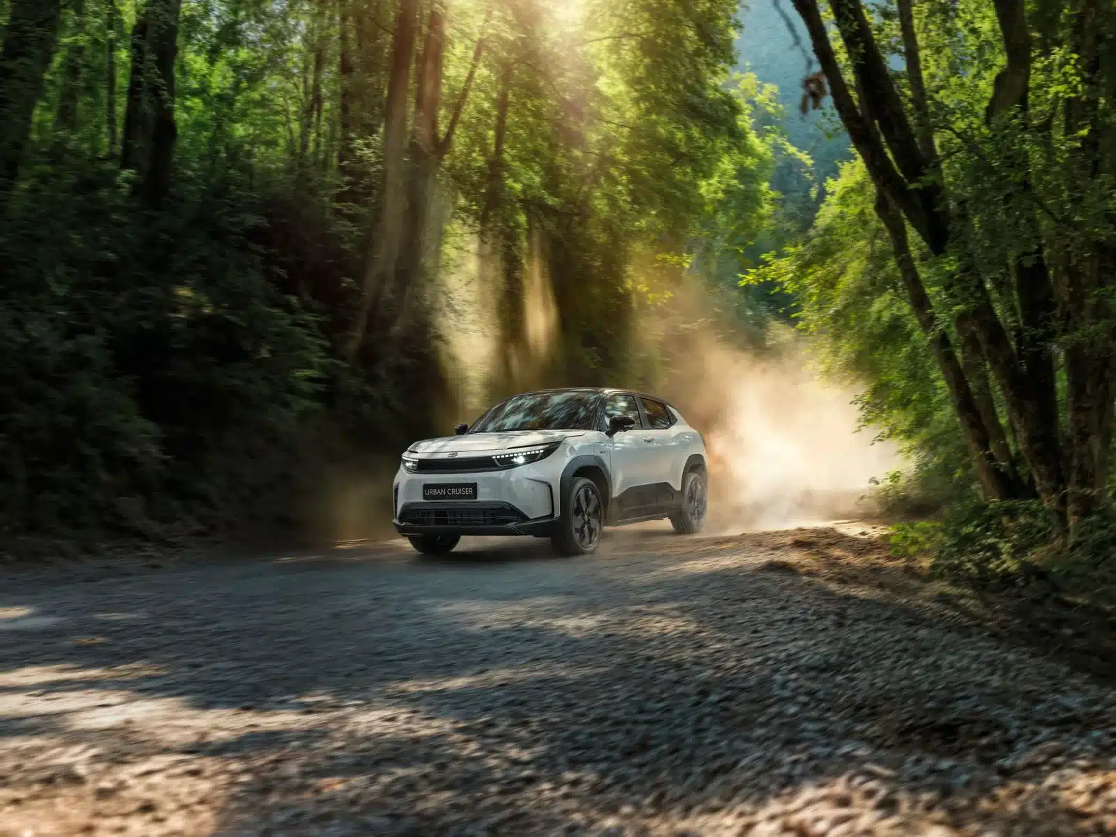Toyota Urban Cruiser Elektro-SUV auf einem staubigen Waldweg