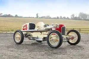 Seitenansicht des 1932 McDowell Ford Special 'A' Sprint Car auf einem Feldparkplatz