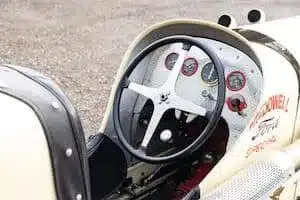 Cockpit und Armaturenbrett des McDowell Ford Special „A“ Sprint Car von 1932 mit Lenkrad, Rundinstrumenten und Schriftzug