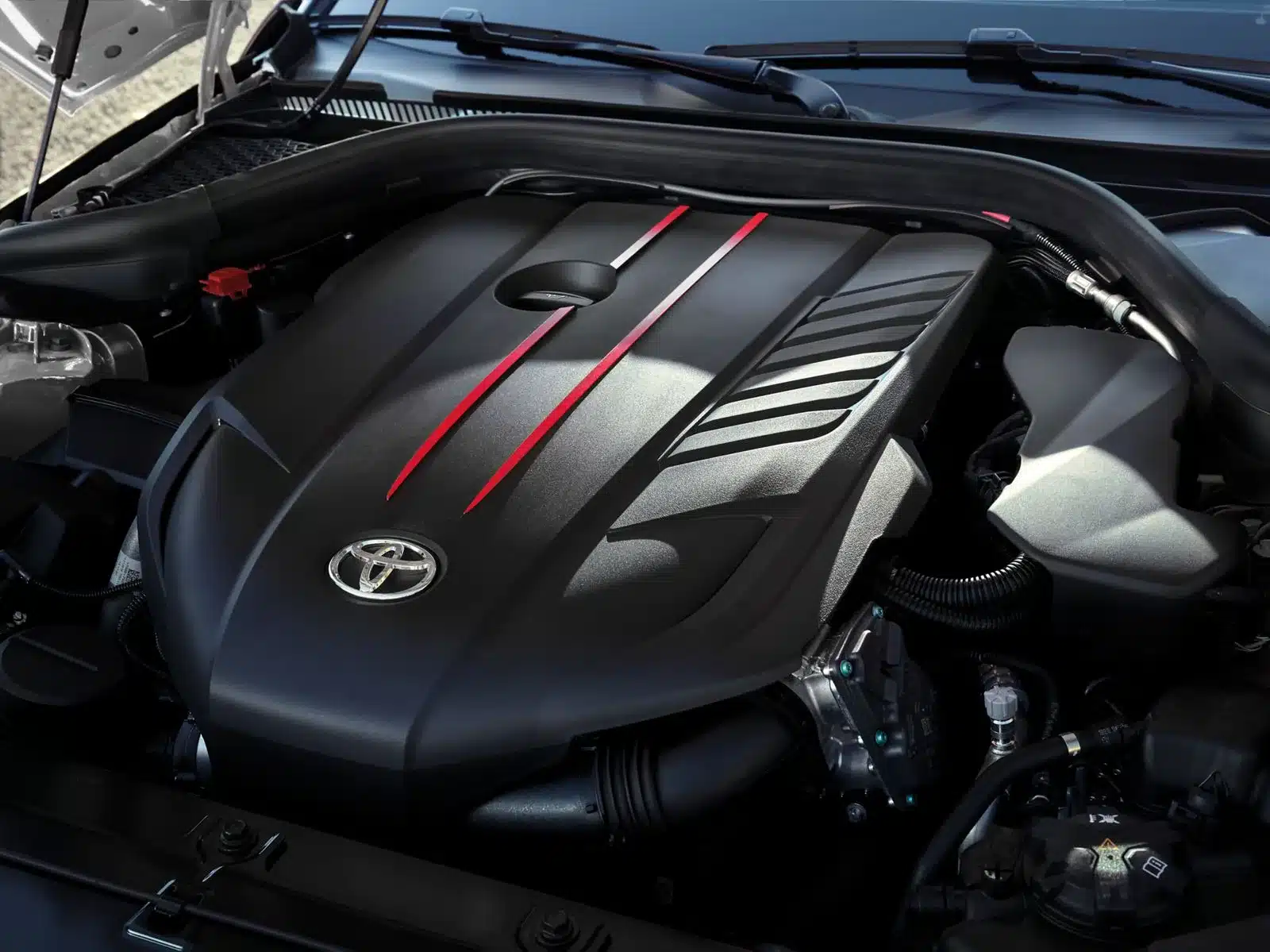 Motorraum des Toyota GR Supra 2025 mit sichtbarem Toyota-Logo und sportlichen Akzenten.