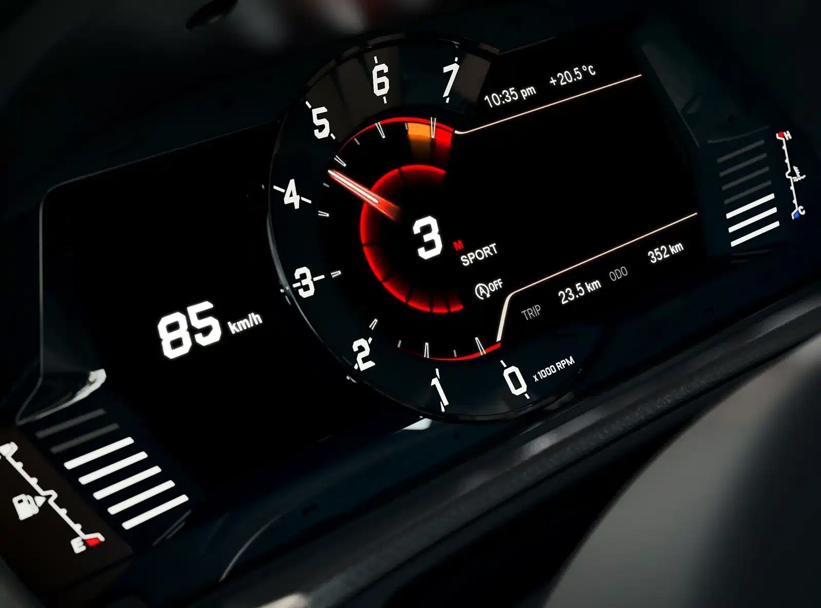 Digitales Kombiinstrument mit Drehzahlmesser, Geschwindigkeit und Sportmodus im Toyota GR Supra 2025.