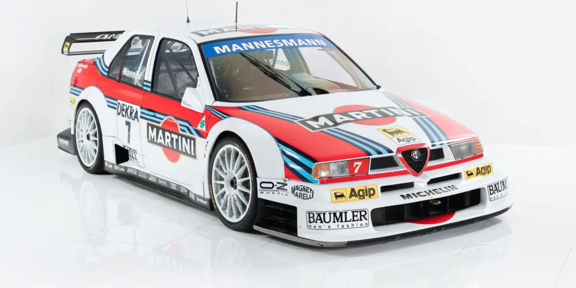 Alfa Romeo 155 V6 TI DTM Rennwagen, Baujahr 1995, in Martini-Lackierung, studiofotografiert von vorne rechts.