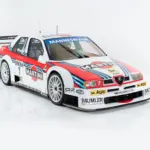 Alfa Romeo 155 V6 TI DTM Rennwagen, Baujahr 1995, in Martini-Lackierung, studiofotografiert von vorne rechts.