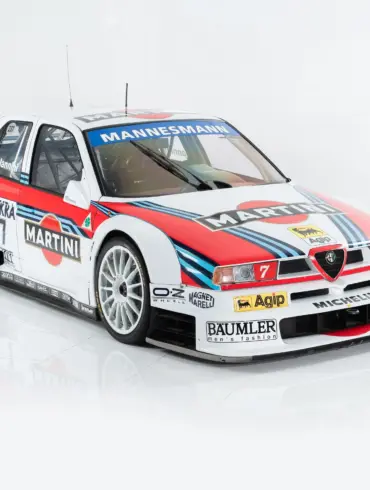 Alfa Romeo 155 V6 TI DTM Rennwagen, Baujahr 1995, in Martini-Lackierung, studiofotografiert von vorne rechts.