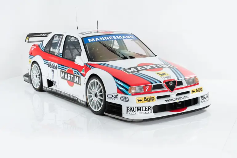 Alfa Romeo 155 V6 TI DTM Rennwagen, Baujahr 1995, in Martini-Lackierung, studiofotografiert von vorne rechts.