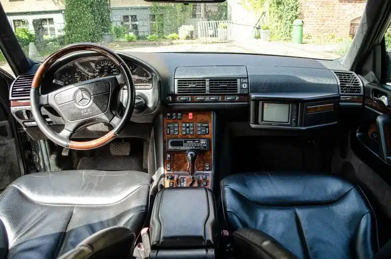 Innenraum eines Mercedes-Benz 600 SEL W140, Baujahr 1991, mit schwarzem Leder, Holzapplikationen und Automatikgetriebe