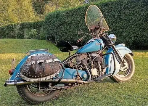 Blaue Indian Chief 1948 mit Windschutzscheibe und Satteltaschen auf Rasenfläche