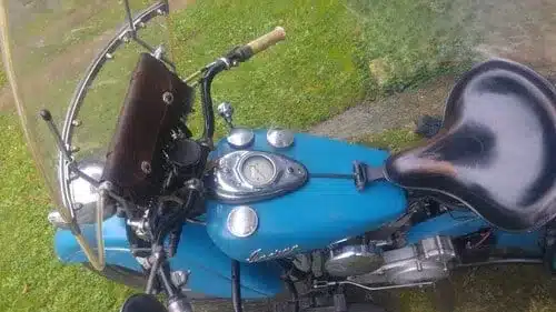 Blaue Indian Chief 1948, Motorrad mit Windschutzscheibe, Tank, Sitzbank und Armaturen aus der Nähe fotografiert.