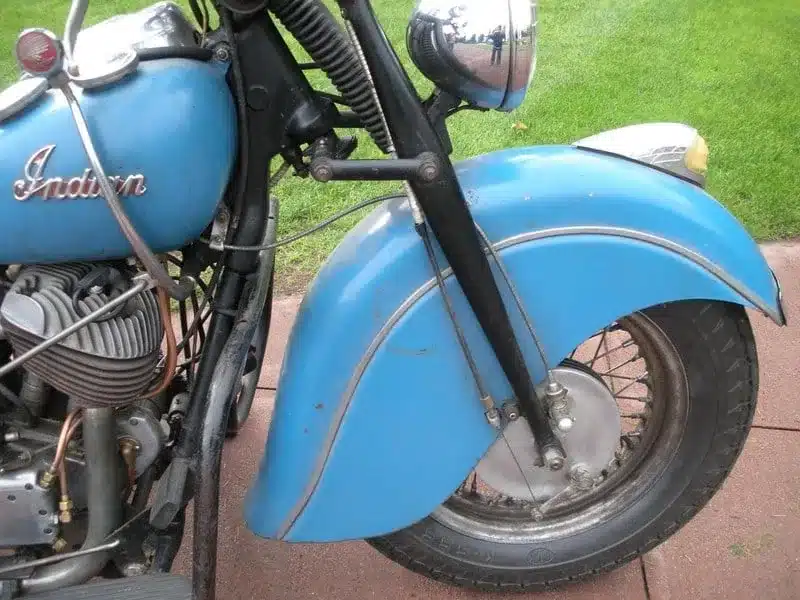 Vorderer Bereich und Detail des Tanks einer blauen Indian Chief von 1948