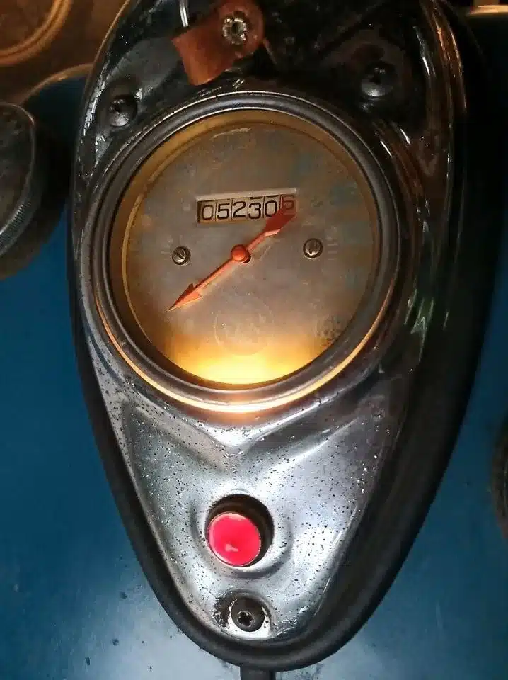 Nahaufnahme des Tachometers einer blauen Indian Chief 1948 mit Kilometeranzeige