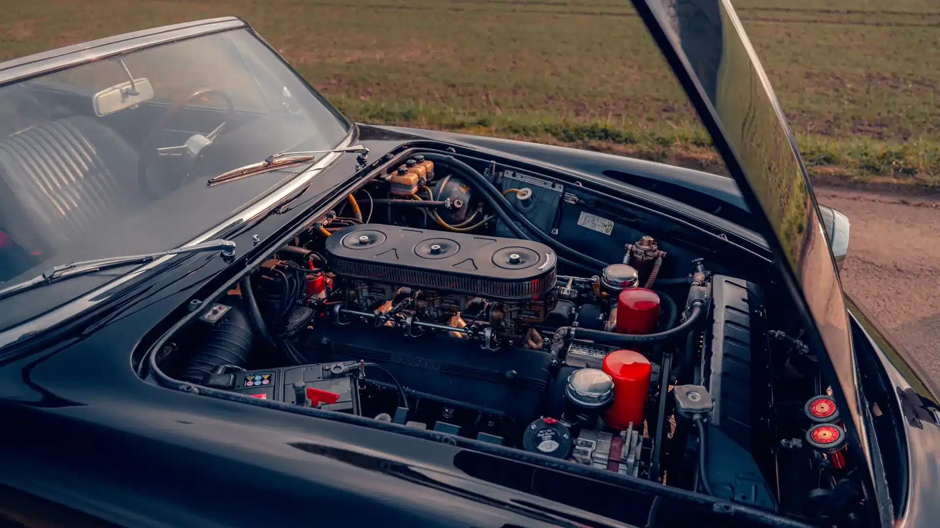 Motorraum eines Ferrari 275 GTS mit Blick auf den Colombo-V12