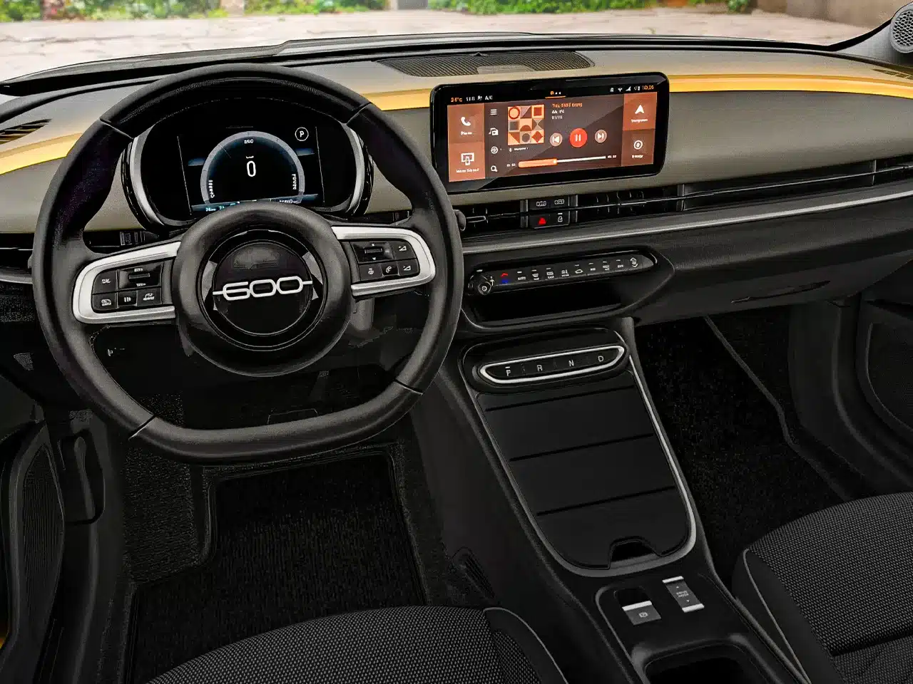 Blick auf das Armaturenbrett und Lenkrad des Fiat 600 Elektro mit digitalem Kombiinstrument und großem Touchscreen