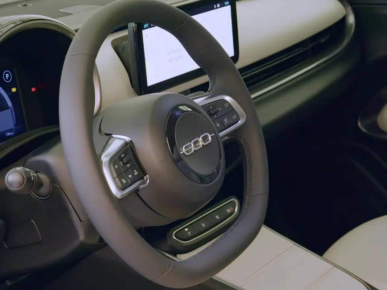 Innenraumansicht des Fiat 600 Elektro mit Fokus auf Lenkrad und Displays