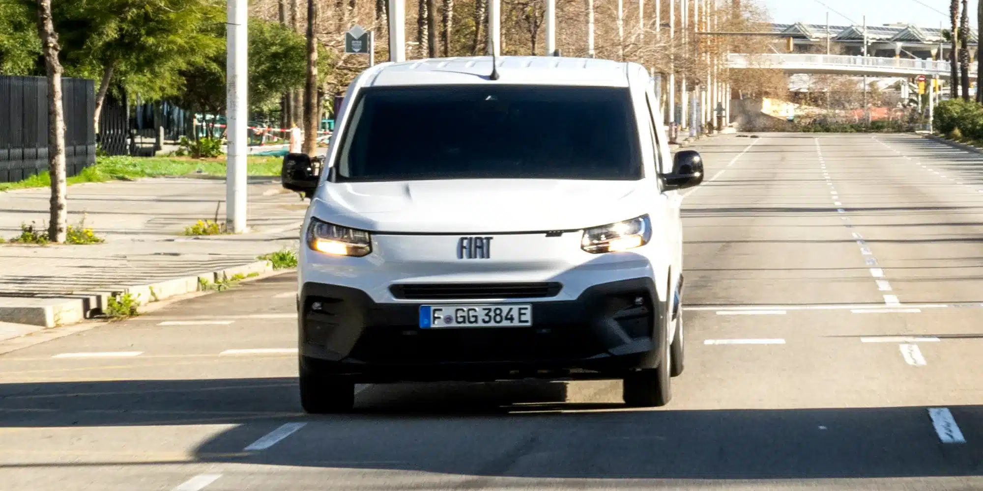 Fiat Doblò 25th Anniversary, weiß, Frontalansicht, fährt auf leerer Stadtstraße