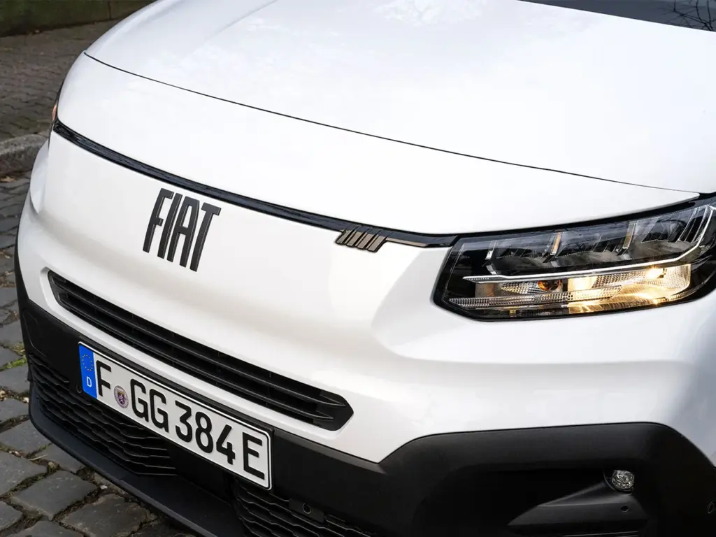 Die Front des Fiat Doblò 25th Anniversary mit FIAT-Logo und LED-Scheinwerfern