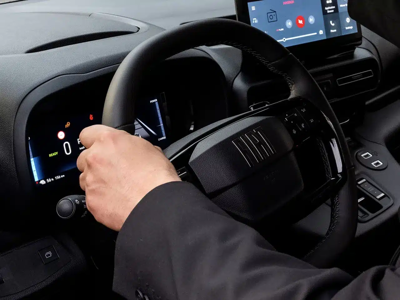Innenraum des Fiat Doblò 25th Anniversary mit Lenkrad, digitalen Anzeigen und Multimedia-Display