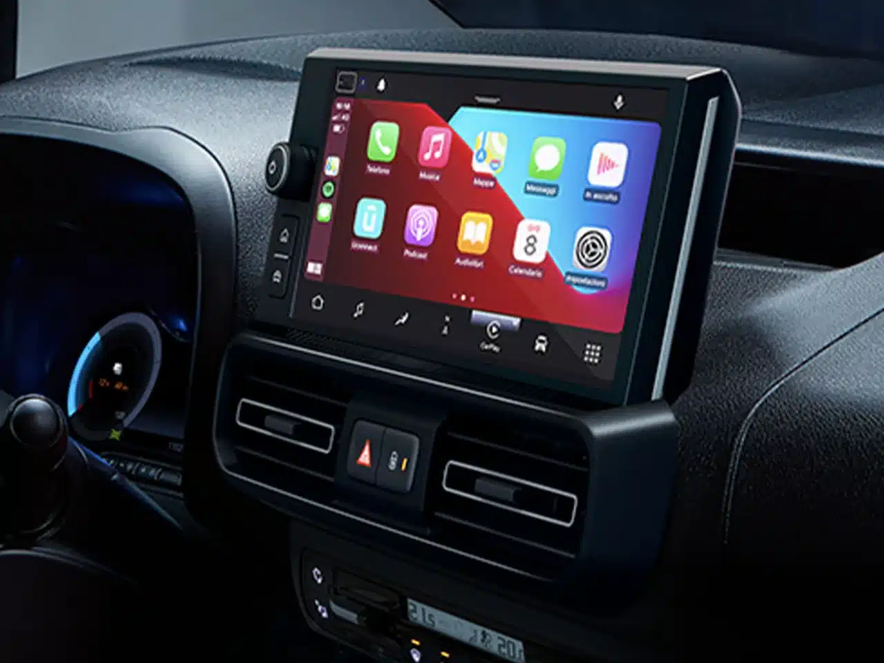Touchscreen-Infotainmentsystem im Armaturenbrett des Fiat Doblò 25th Anniversary