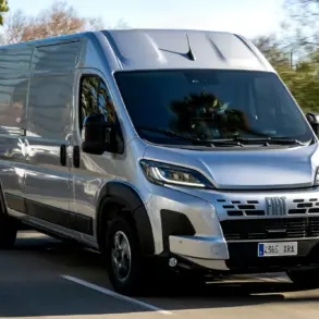 Fiat Ducato Transporter fährt auf einer von Palmen gesäumten Straße