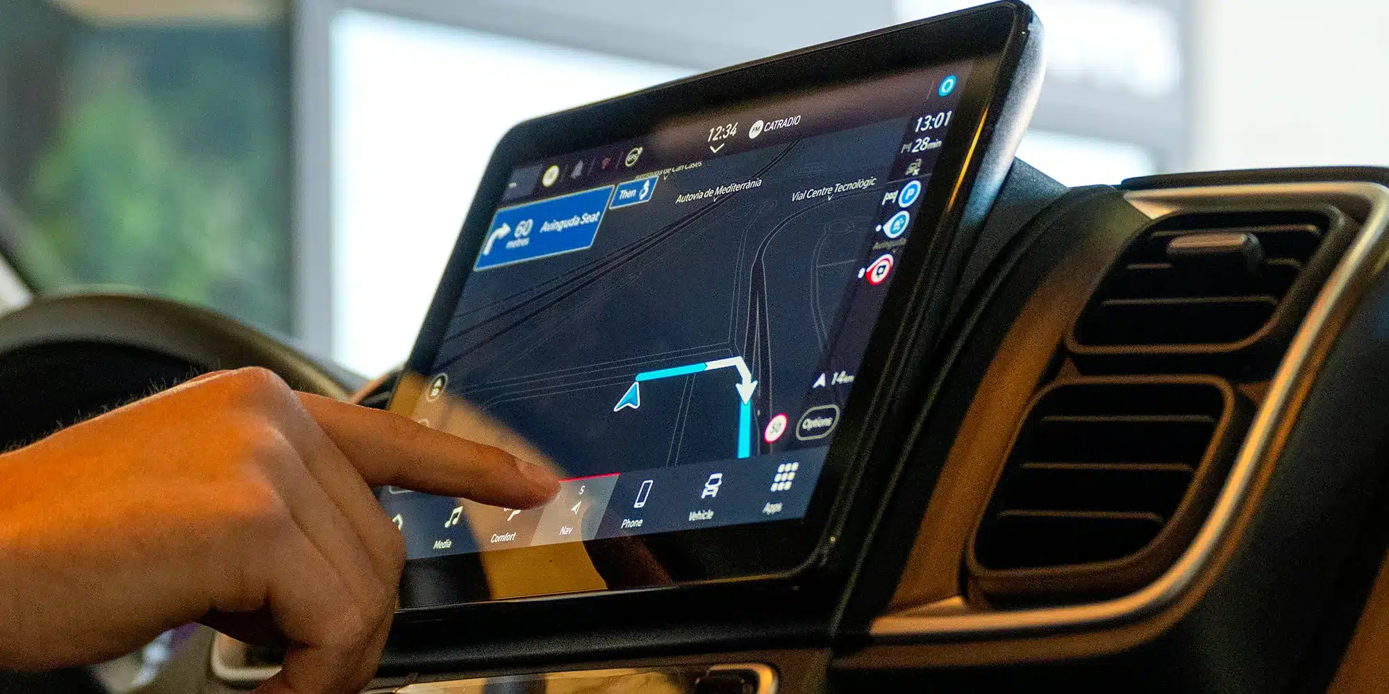 Fahrzeugnavigation im Fiat Ducato mit Touchdisplay und Routendarstellung