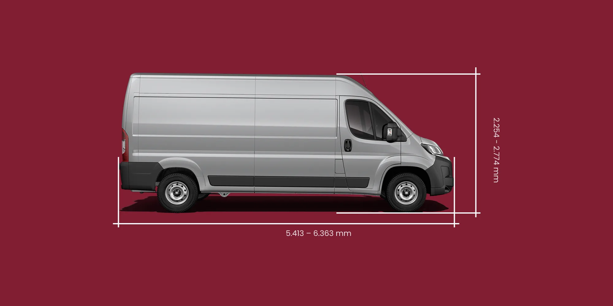 Seitenansicht eines silbernen Fiat Ducato mit eingezeichneten Längen- und Höhenmaßen auf bordeauxrotem Hintergrund