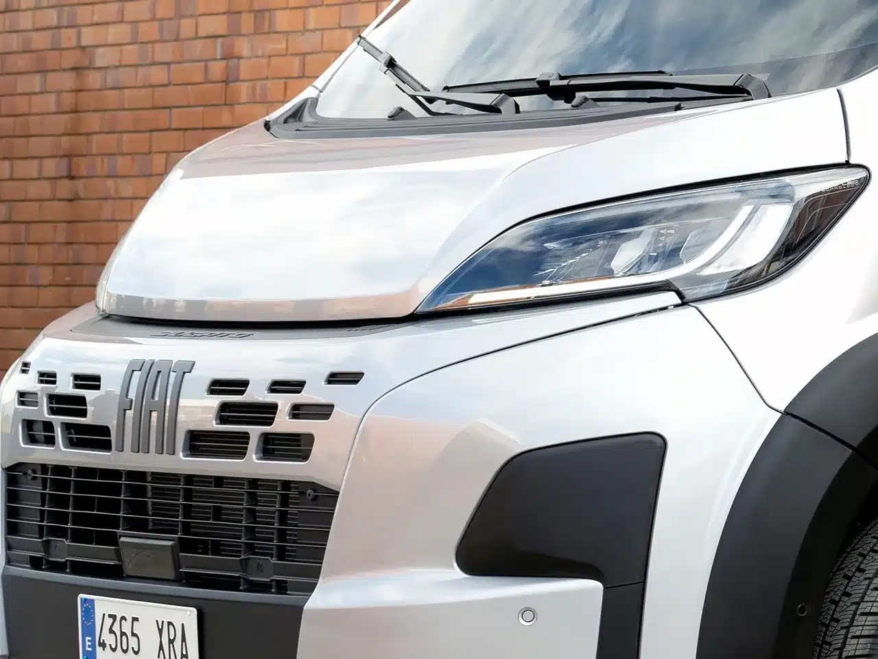 Detailansicht der Fahrzeugfront eines Fiat Ducato Transporters mit sichtbarem Fiat-Logo