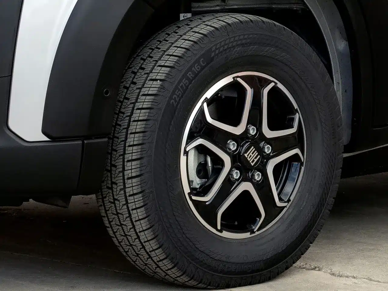 Detailaufnahme der Radfelge eines Fiat Ducato Transporters