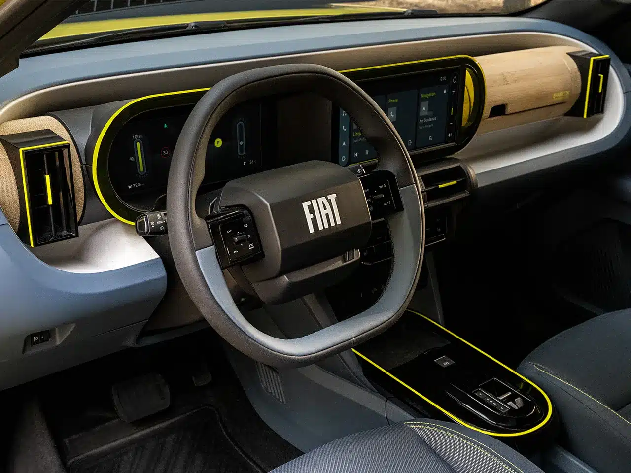Innenraum des Fiat Grande Panda Benzin mit Digitalinstrumenten, Touchscreen und modernen Designelementen.