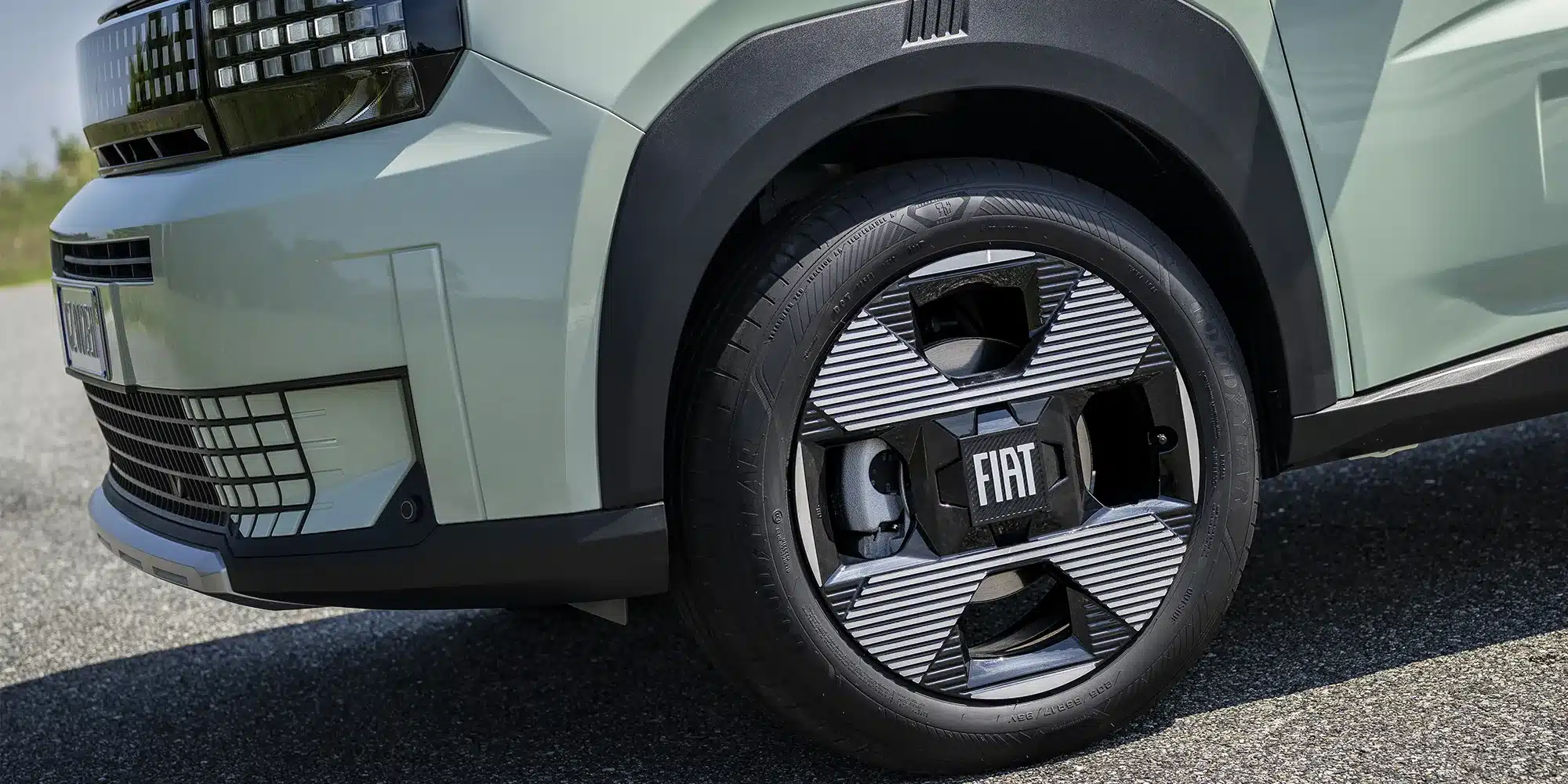 Frontansicht und Rad des Fiat Grande Panda Benzin in Nahaufnahme