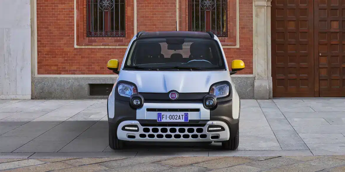Frontansicht des Fiat Pandina Hybrid in markantem Design vor Backsteinfassade