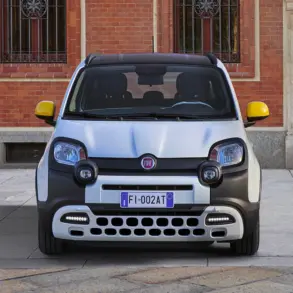 Frontansicht des Fiat Pandina Hybrid in markantem Design vor Backsteinfassade