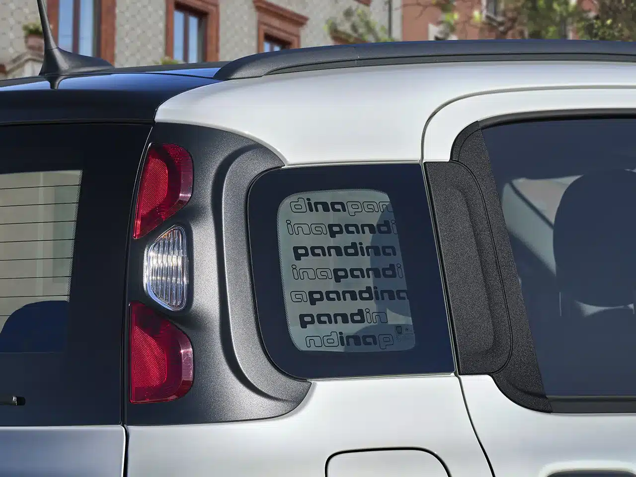 Fiat Pandina Heck und Seite mit Pandina-Schriftzug auf dem hinteren Fenster