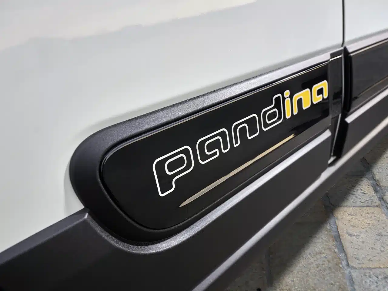 Fiat Pandina Schriftzug auf der Seitenleiste eines weißen Fahrzeugs