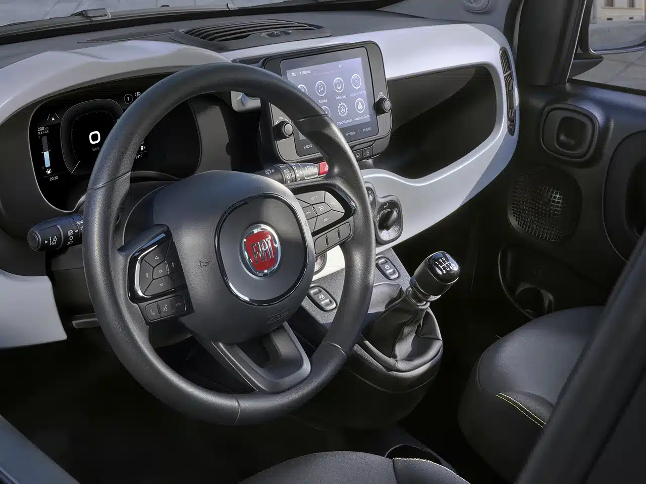 Innenraum des Fiat Pandina mit digitalem Cockpit, Multifunktionslenkrad und Infotainmentsystem