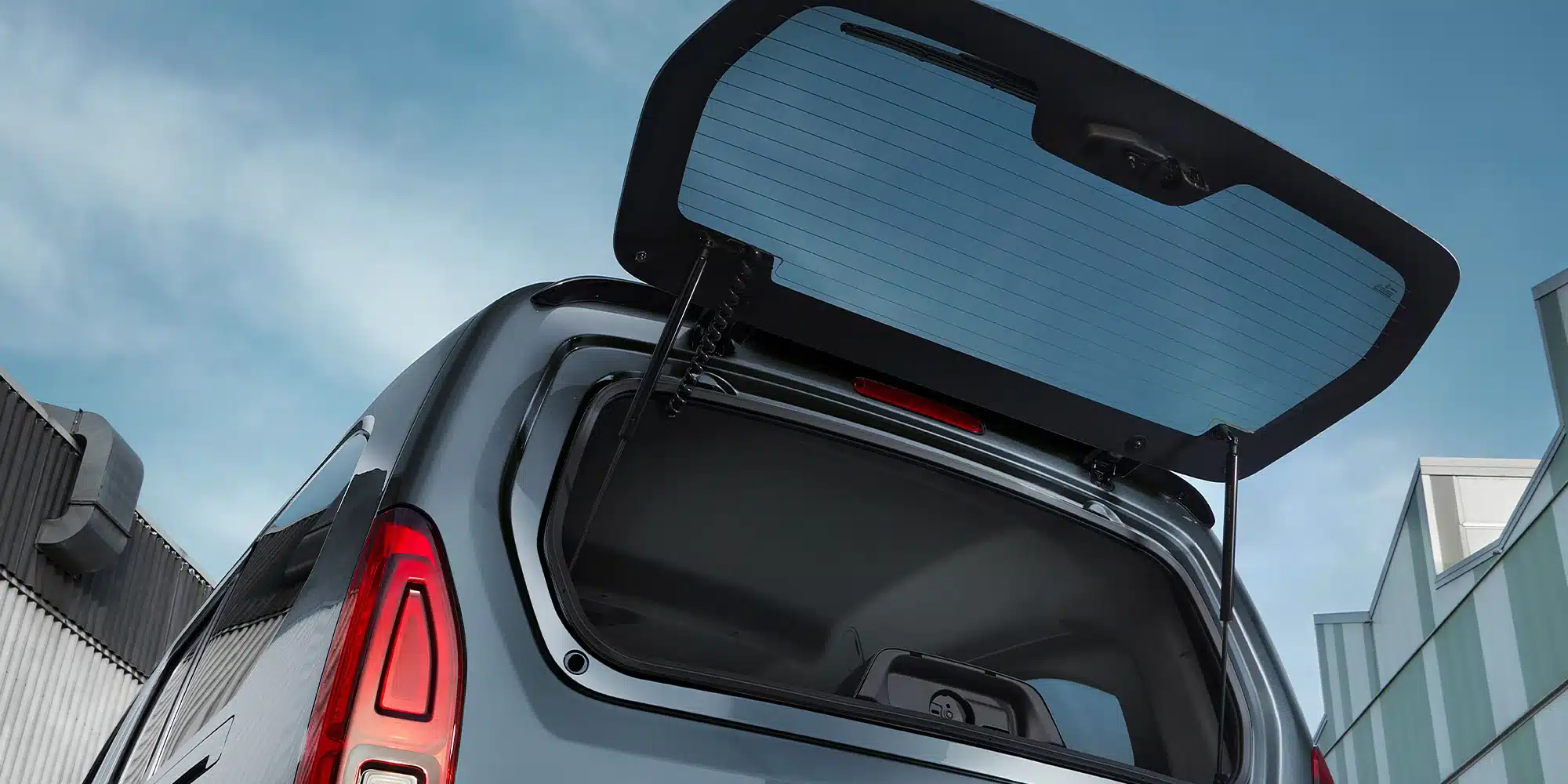 Geöffnete Heckklappe mit separat zu öffnendem Heckfenster am Fiat Qubo L