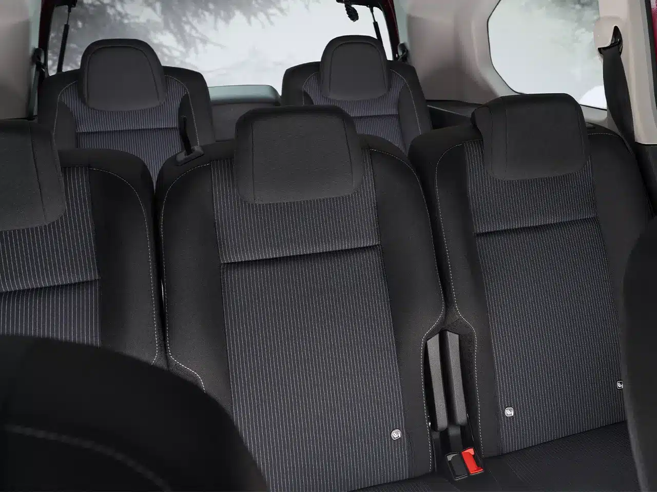 Blick auf die drei Sitzreihen im Fiat Qubo L mit insgesamt sieben Sitzplätzen.