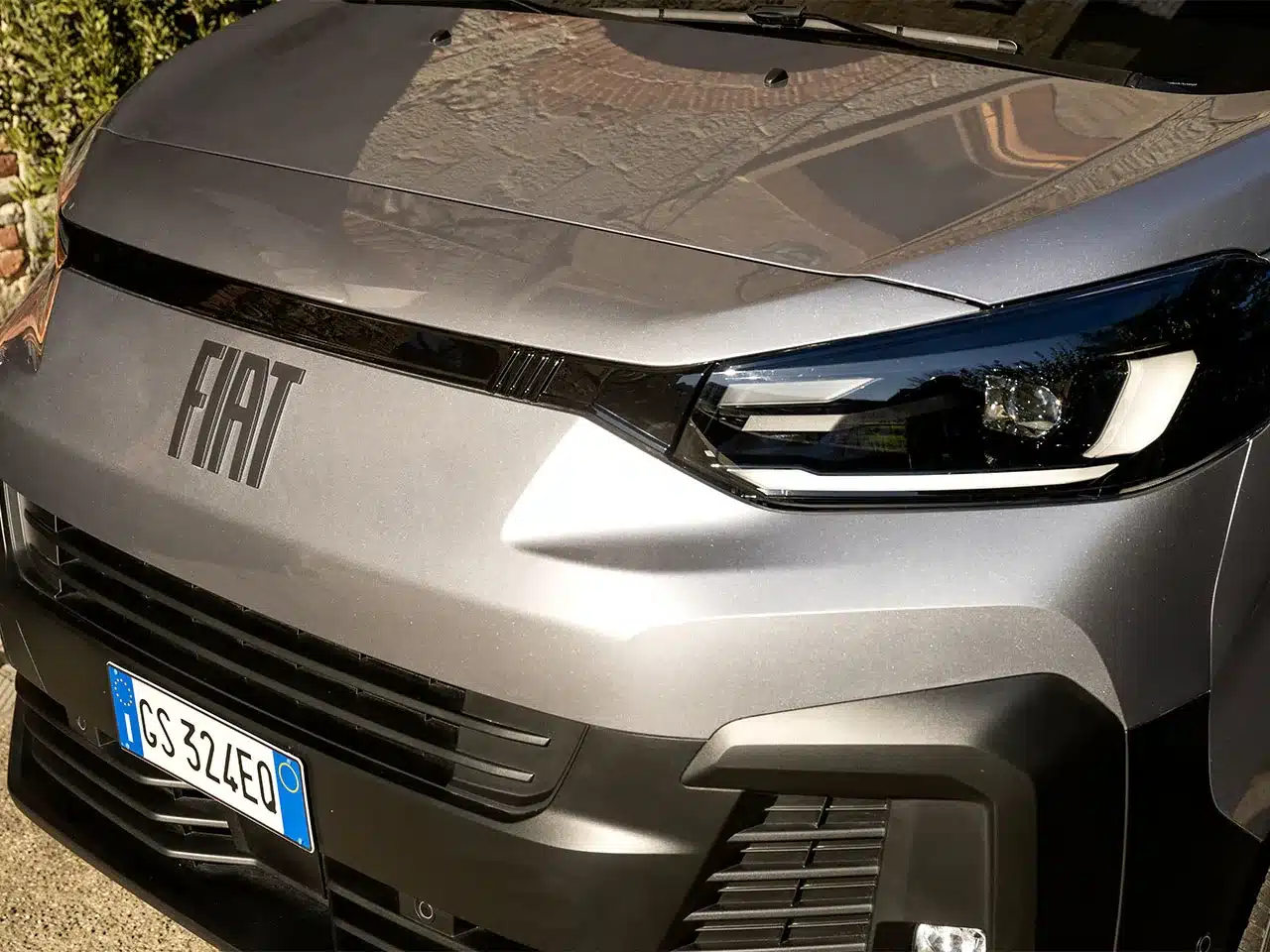 Stoßfänger und Scheinwerfer des Fiat Scudo Transporters von vorn