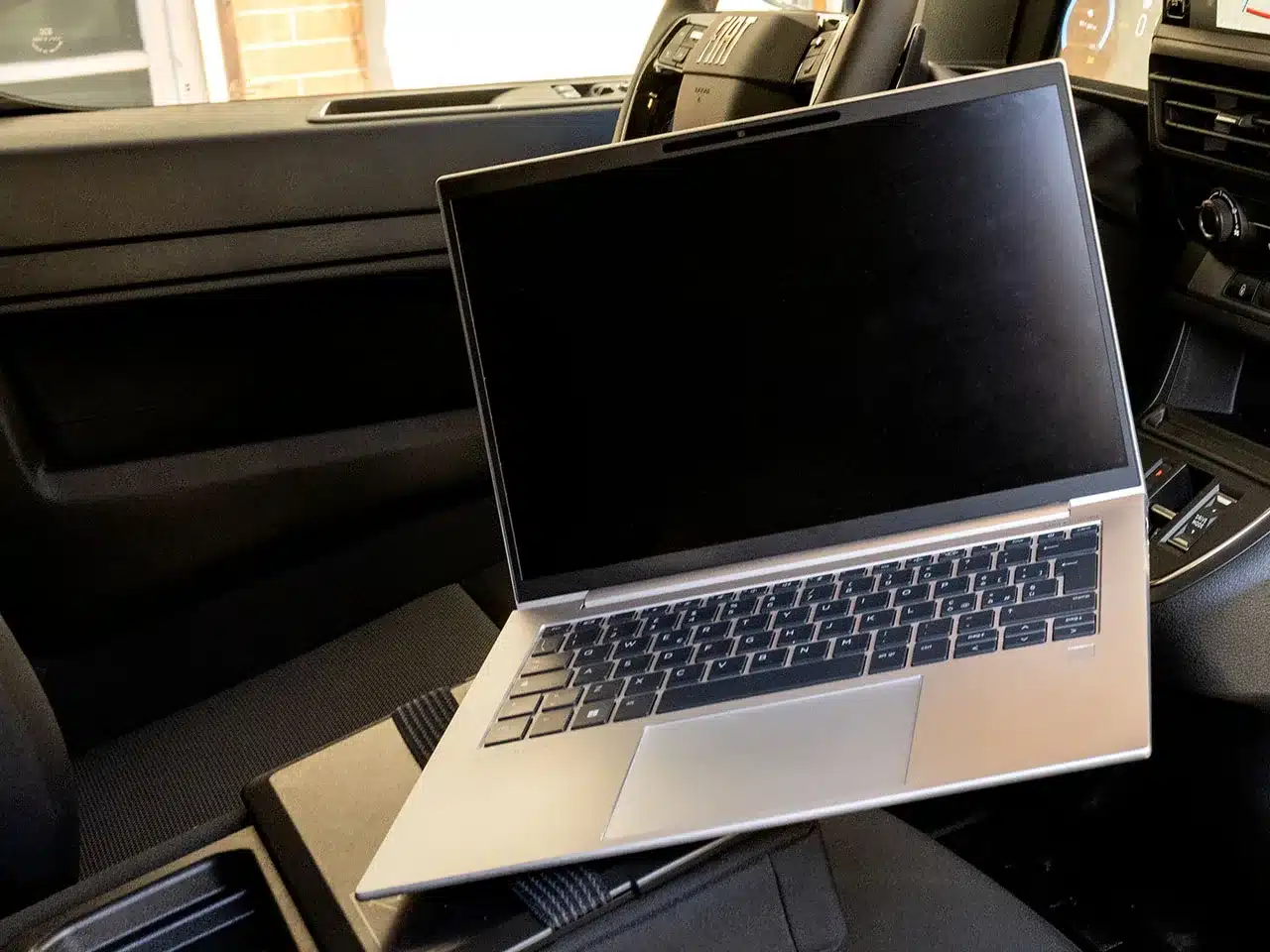 Laptop auf der Beifahrerbank eines Fiat Scudo als mobile Arbeitsfläche genutzt