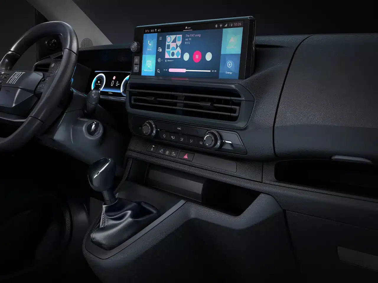Innenraum des Fiat Scudo mit Blick auf Lenkrad, Schalthebel und digitales Infotainment-Display.