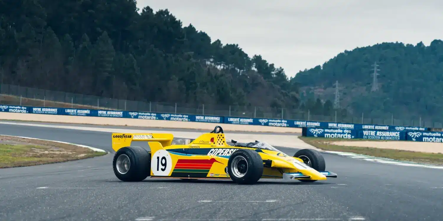 Fittipaldi F6A Formel-1-Rennwagen von 1979 in gelber Copersucar-Lackierung auf der Rennstrecke.