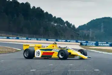 Fittipaldi F6A Formel-1-Rennwagen von 1979 in gelber Copersucar-Lackierung auf der Rennstrecke.