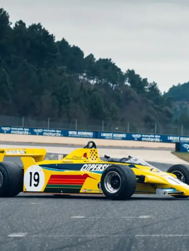 Fittipaldi F6A Formel-1-Rennwagen von 1979 in gelber Copersucar-Lackierung auf der Rennstrecke.