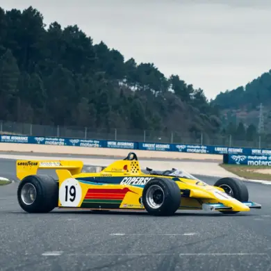Fittipaldi F6A Formel-1-Rennwagen von 1979 in gelber Copersucar-Lackierung auf der Rennstrecke.