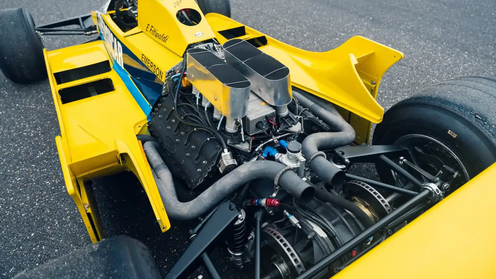 Detailansicht des Cosworth DFV-Motors im Fittipaldi F6A mit charakteristischer Copersucar-Lackierung.