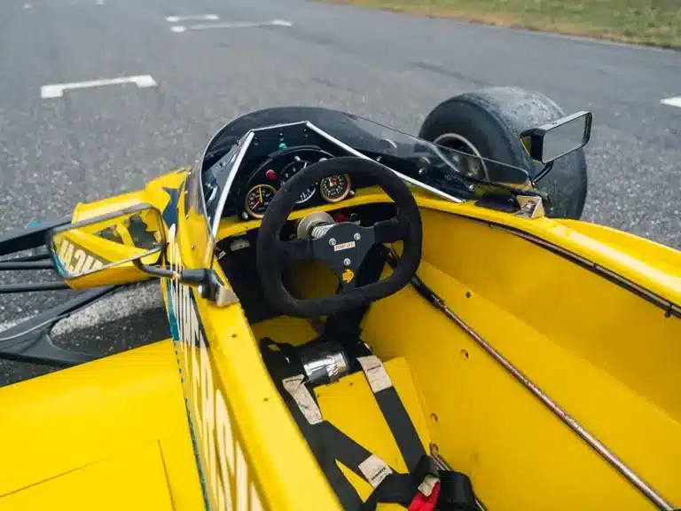 Innenraum und Lenkrad des Fittipaldi F6A Formel-1-Rennwagens von 1979 in gelber Copersucar-Lackierung