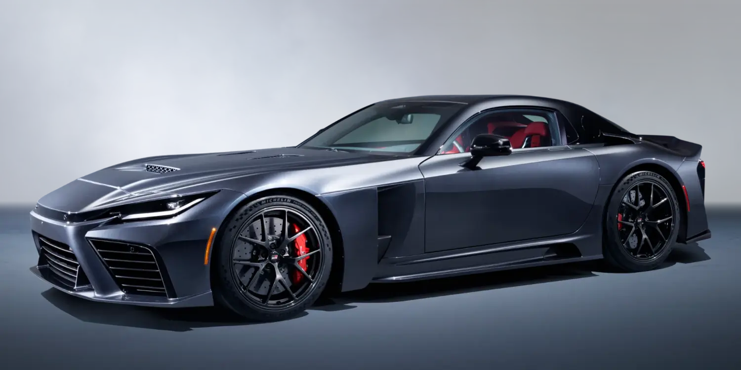 Frontseitige Ansicht des neuen Toyota GR GT Sportwagens in Anthrazitgrau, sportlich und flach aufgestellt.