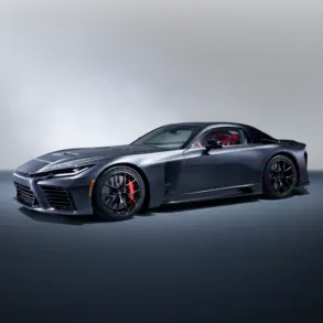 Frontseitige Ansicht des neuen Toyota GR GT Sportwagens in Anthrazitgrau, sportlich und flach aufgestellt.