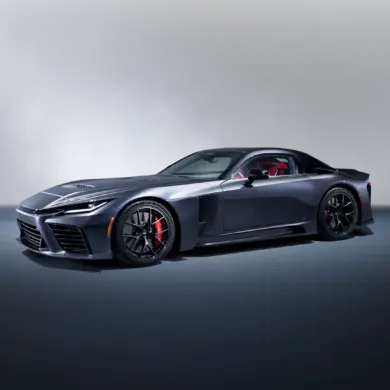 Frontseitige Ansicht des neuen Toyota GR GT Sportwagens in Anthrazitgrau, sportlich und flach aufgestellt.