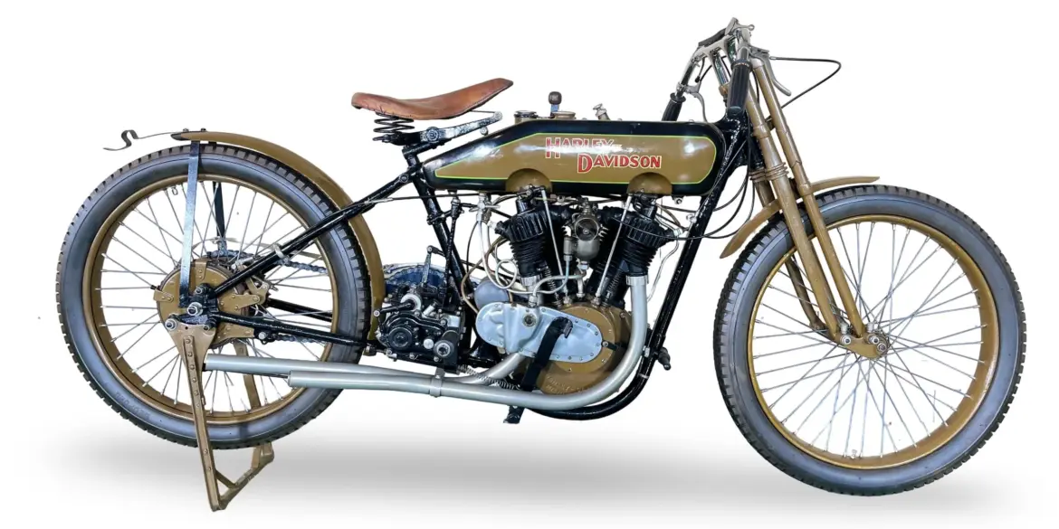 Seitenansicht einer Harley-Davidson 21F von 1921 mit charakteristischem V-Twin-Motor, langem Radstand und Ledersattel.